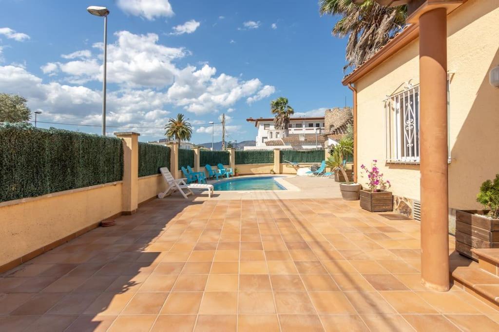 S46-Casa De Vacaciones Climatizada Con Piscina, En El Centro Junto Al Mar, Barbacoa Y Wiifi Empuriabrava Exterior foto